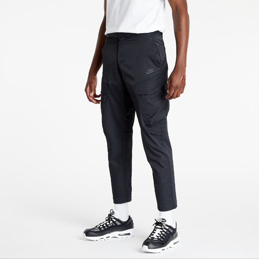 Nike Sportswear Tech Essentials Woven Unlined Utility Pants in black Size 32